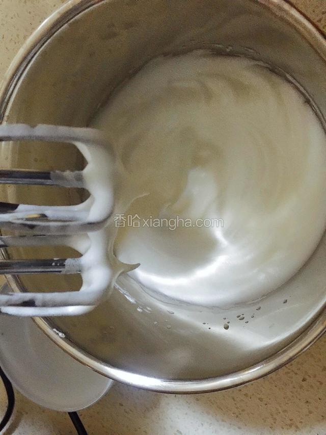 打到提起打蛋器蛋清呈尖角即可。