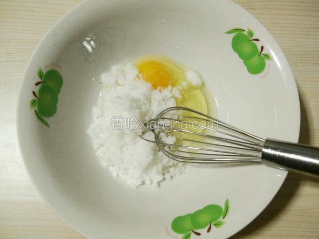 准备干净的大碗，将鸡蛋打入碗里，加入白糖