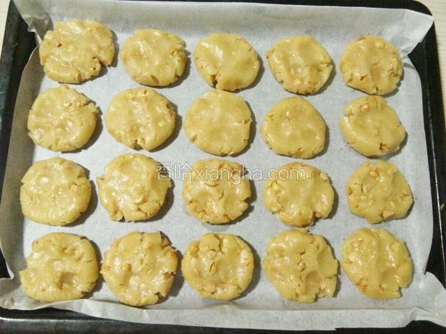 用手指随意的按压圆球成扁状，边缘裂开没关系