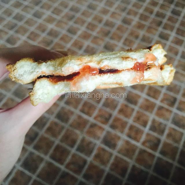 咬开来～真的很好吃～
一定要趁热吃、不然会很硬