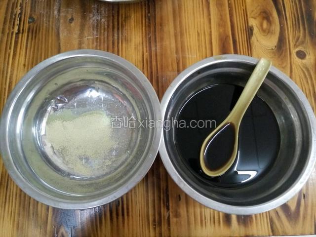 然后把酵母放入红糖水里化开。