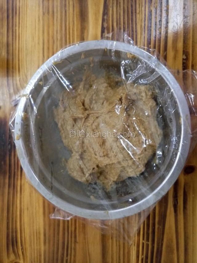 搅拌好后用保鲜膜盖住拿去发酵，面不要和得太稀