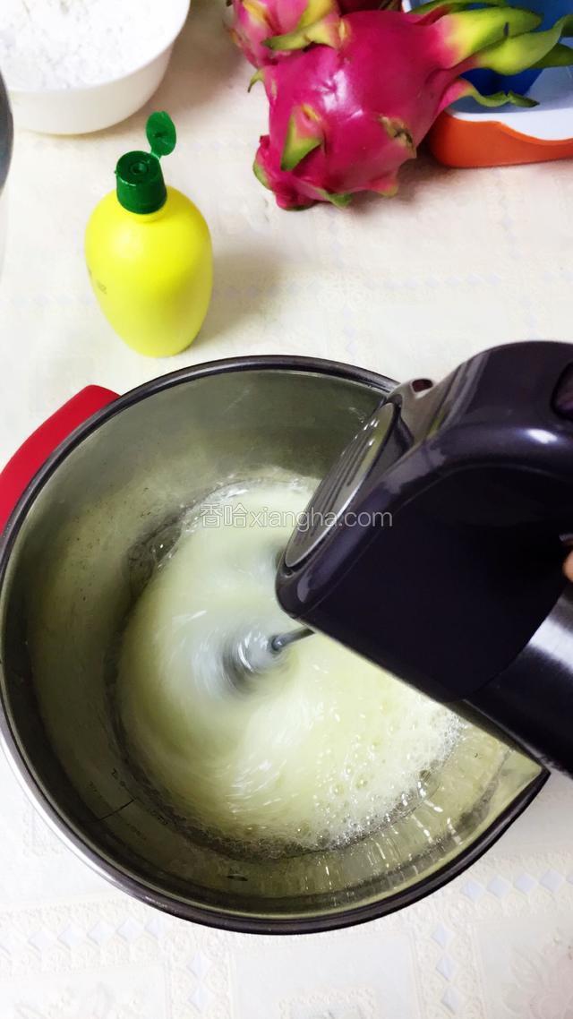 先打发蛋清，滴几滴柠檬汁在蛋清里
用电动打蛋器低速打发蛋清起大泡就行。