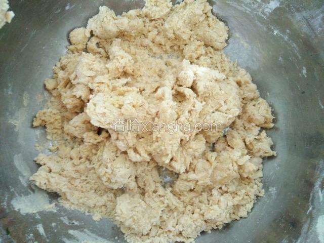 然后慢慢的和匀搅成面穗状。即可下一步骤
