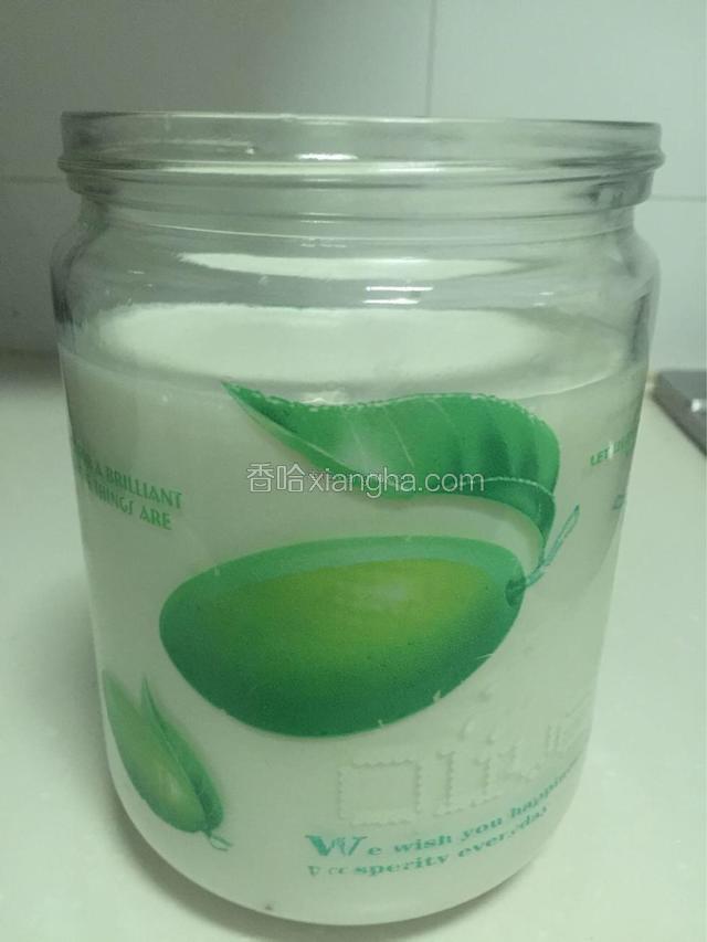 牛奶、冰糖、菌粉放入玻璃瓶，静置到冰糖融化，用筷子搅拌均匀。