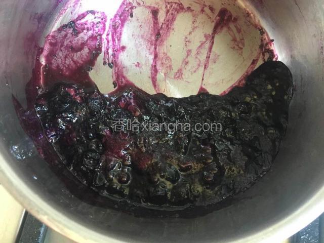 待冰糖溶化，蓝莓液粘稠呈果酱状，熄火，晾凉备用。