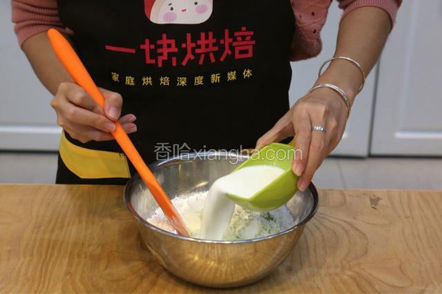 2.将牛奶，抹茶粉加入麻薯预拌粉中
