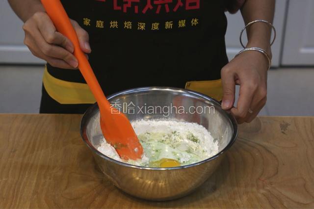 3.加入鸡蛋和奶粉在预拌粉中，搅拌均匀
