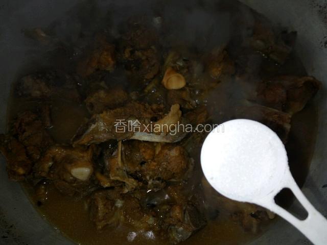 一个小时后，大骨炖的都快酥烂了，加葱段 鸡粉和盐在炖5分钟（盐，亲可根据自己口味酌情增减）