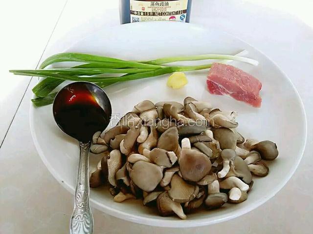 提前把小蘑菇洗净，香蒜摘洗干净，姜去皮洗净，瘦肉和耗油五克准备就绪。
