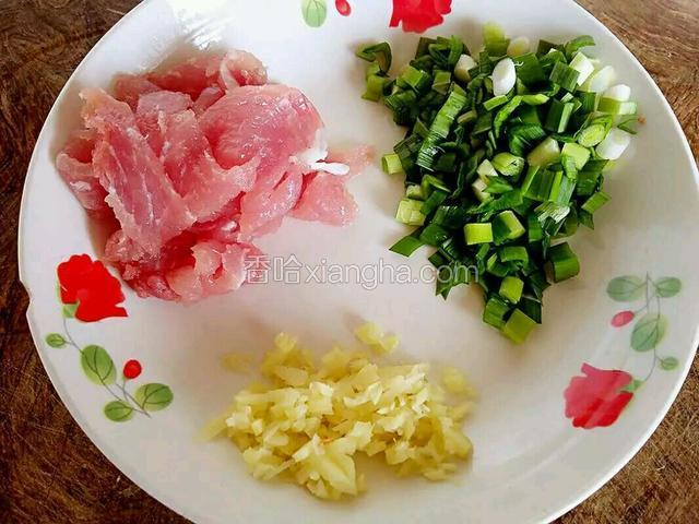 这是在案板上切好的肉片~香蒜~姜末。肉片厚度为一厘米，香蒜切小丁，姜剁末。然后装盘备用。