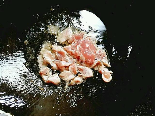 开中火~热锅凉油。把肉片下锅炒制变色。