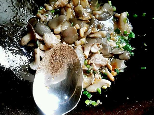 胡椒粉一克，然后翻炒均匀出锅。这道美味佳肴就算完成了。