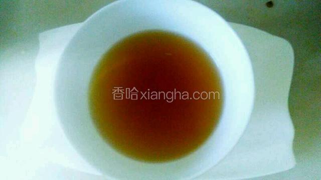 调个碗汁，碗里加两小勺醋，多半碗水调匀