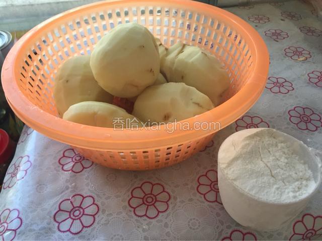 土豆去皮洗净，准备面粉