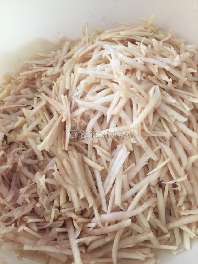 用刨丝工具将土豆刨成丝
