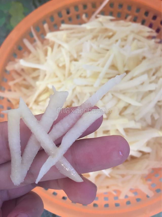 像这样，刨成比土豆丝宽一点的丝