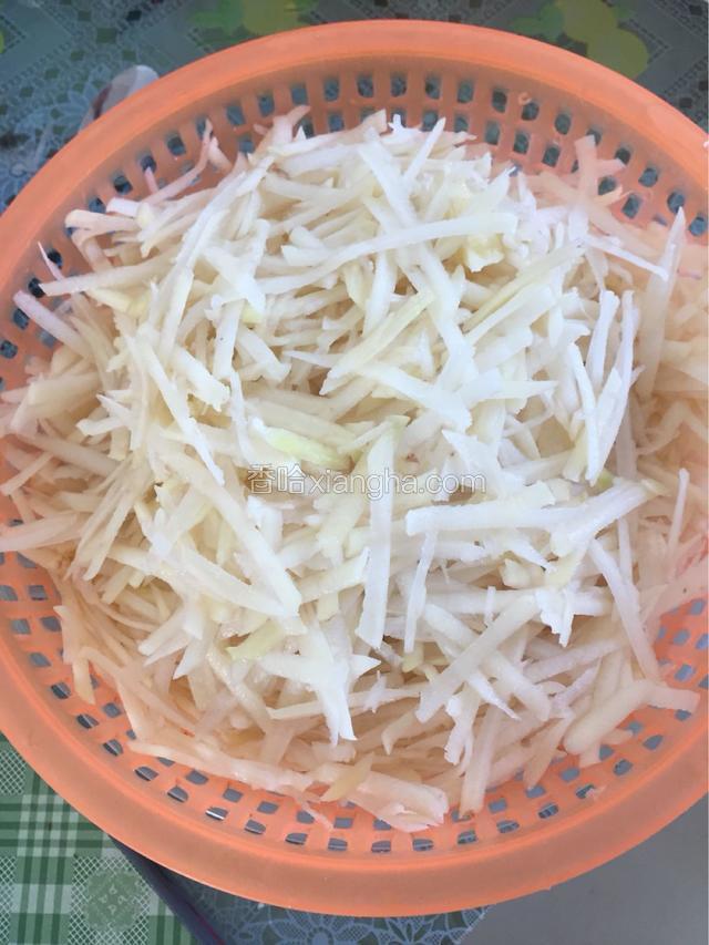 擦好的丝用水冲洗淀粉，然后放筛子里控干水份