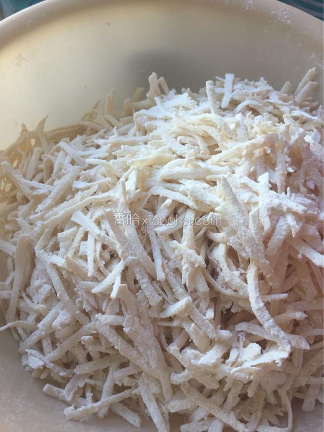 放在盆里拿面粉把土豆丝拌均匀，速度要快点要不然面粉时间长了又会粘一起，那样就会影响口感