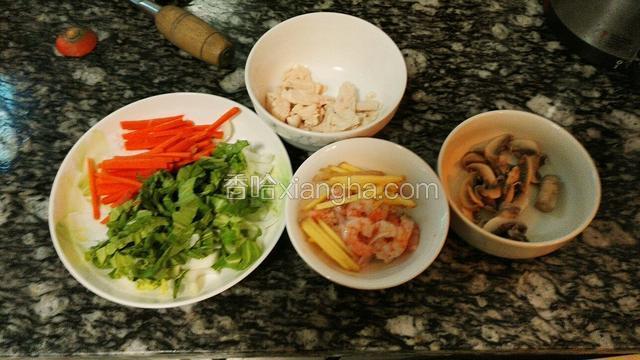 处理食材，虾去壳洗净，鸡胸肉切薄片，都下开水里焯下去腥，我买的是冷冻的，多一步骤，如果新鲜的虾和鸡胸肉，洗净即可～
胡萝卜切丁，生姜切丝，青菜切丝，蘑菇切片（最好焯下水），备用～
