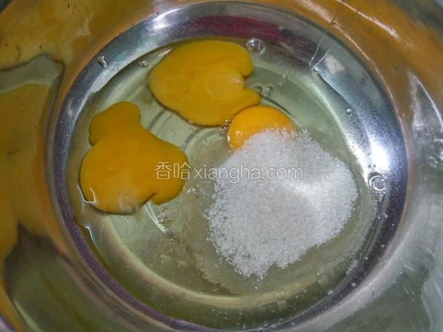 鸡蛋磕入无油无水的盆内，加全部糖打至粗泡
