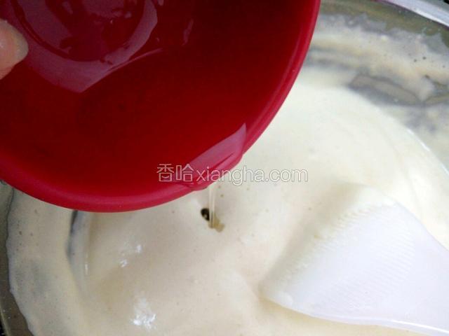 加入玉米油，再次搅拌均匀