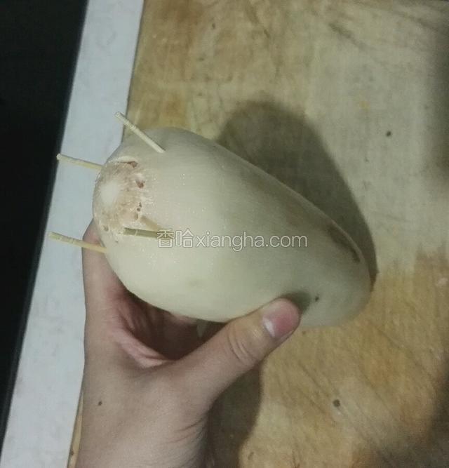 将泡好的糯米填满莲藕的小洞盖上另一段，用牙签封好