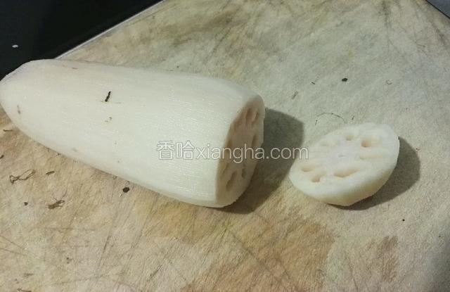 从莲藕粗的一端切开一小段