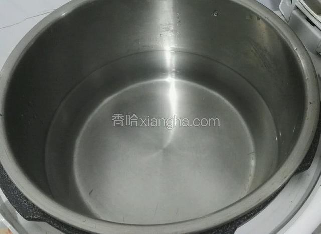 高压锅中放入适量清水，能没过莲藕即可