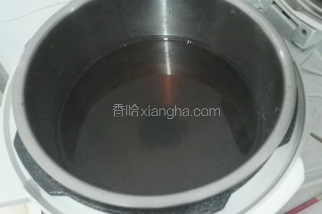 在清水中加入适量红糖，白糖搅拌