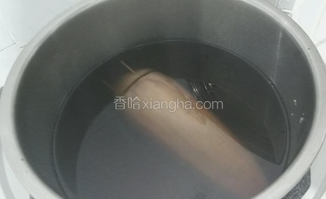 这个是煮熟的莲藕，颜色还不是很深