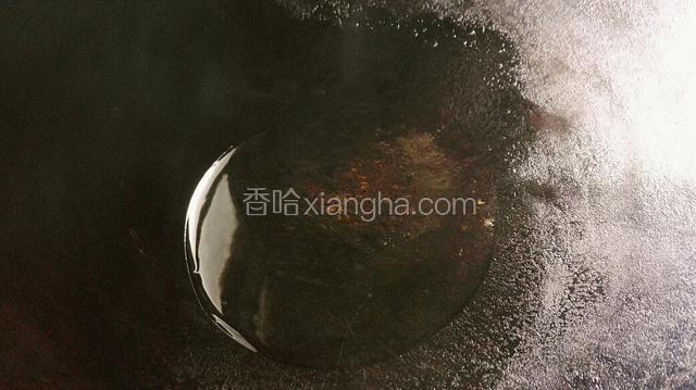 
开火起锅熬热油。
锅烧热，倒入适量的油，油热就关火。