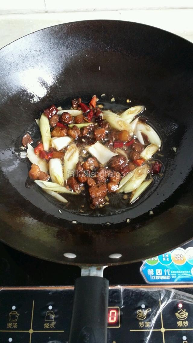 下红烧肉翻炒（红烧肉是提前做好的）