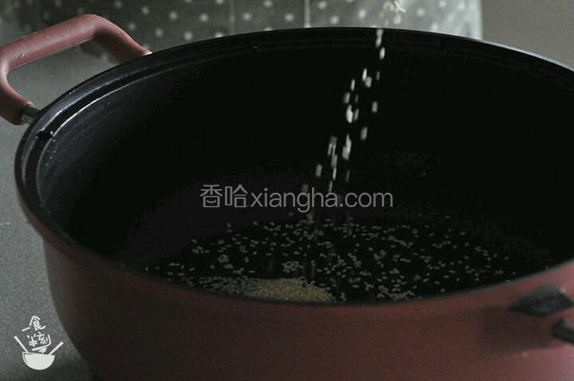 白芝麻炒一炒～撒上排骨上～