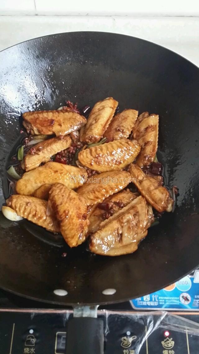 加料酒，酱油，蚝油，冰糖，盐翻炒至冰糖化开
