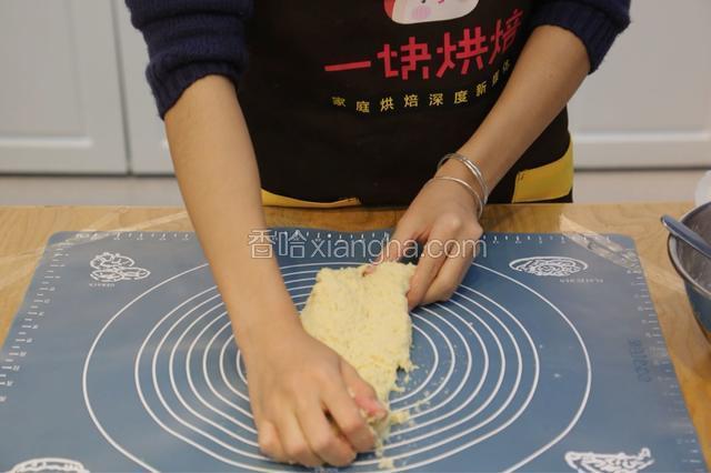3.将混合好的面团放在硅胶垫上，揉至能勉强扩展阶段时，加入黄油和盐
