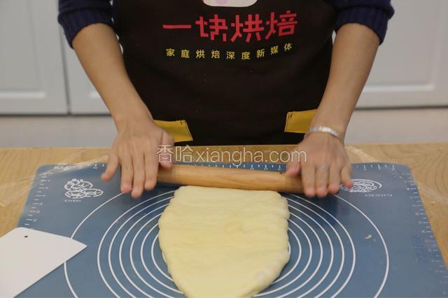 6.将发酵好的面团，拿出来排气
