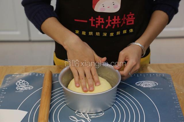 7.再搓圆放入内壁刷了黄油的6寸蛋糕模内，配方可以分成两个6寸膜的大小
