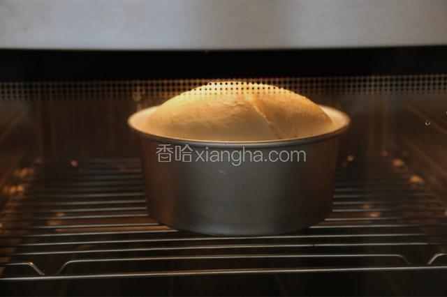 8.进行二次发酵，时间为60分钟左右，面包体积变大一倍左右就可以放入预热好160度的烤箱内烘烤20分钟左右。
