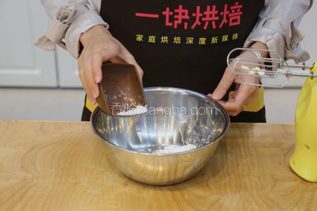 9.将糖粉加入奶油奶酪中
