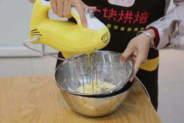 10.坐热水搅拌成膏状
