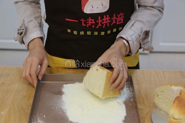 13.将面包脱模后，切开四份。在每份的中间切两道，并抹入奶油奶酪
14.在面包两边抹上奶油奶酪后，印上糖奶粉即可。