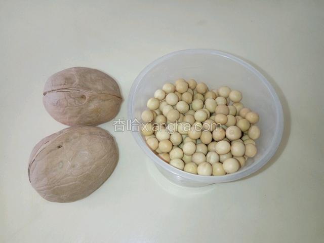 准备60克黄豆，两个核桃