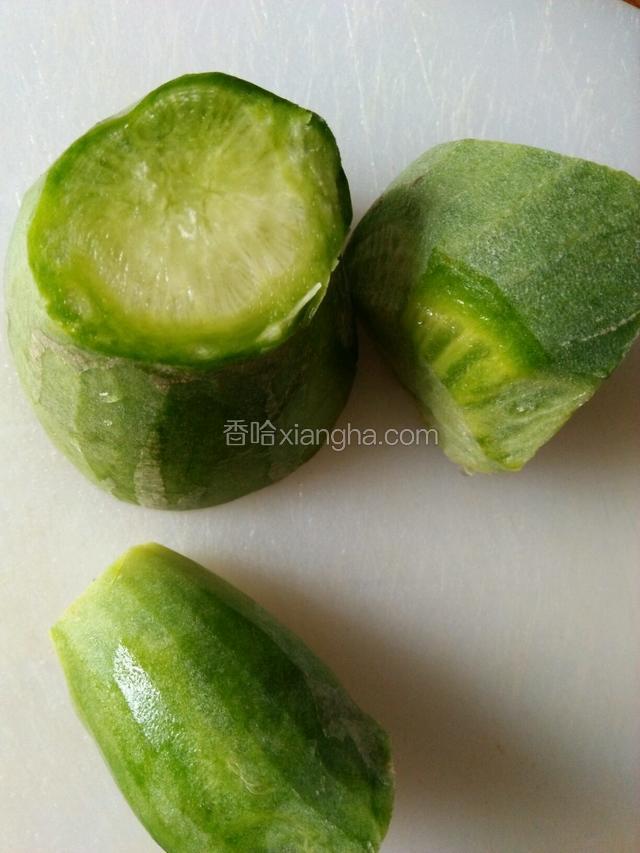 青萝卜洗净去皮。