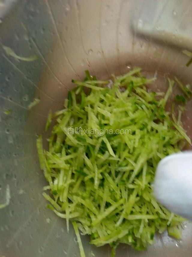 擦成细丝后加点盐腌一下。