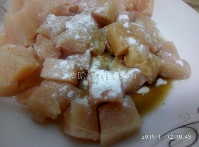 鸡脯肉切成丁，放入淀粉，料酒生抽，腌制15分钟备用。