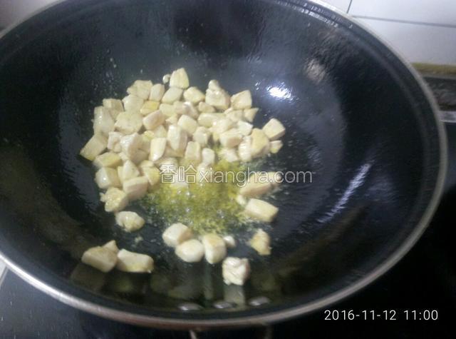 锅里放少许食用油，滑入鸡丁，炒至变色盛出备用。