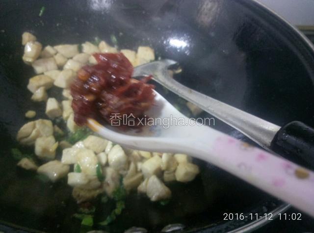 倒入鸡丁，加一勺豆瓣酱。