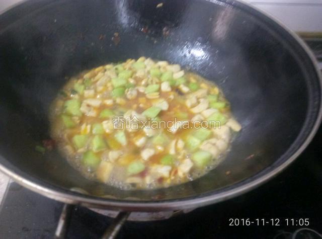 加适量水，调味，加入鸡精，大火收汁即可。