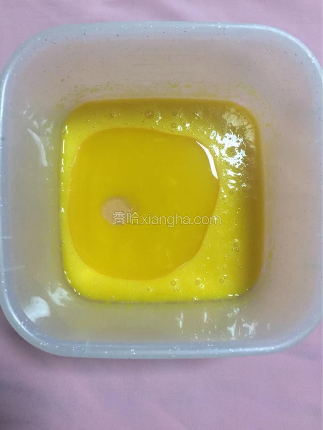 蛋黄打散加入玉米油搅打